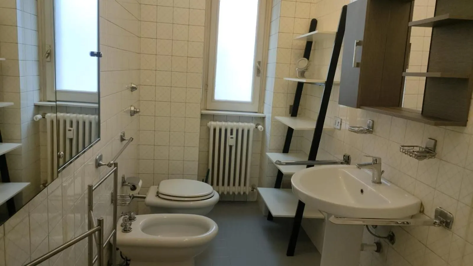 3 MINUTES ON FOOT FROM DUOMO BIG APARTMENT with 3 BEDROOM Milan