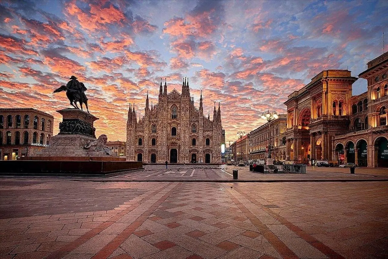 3 MINUTES ON FOOT FROM DUOMO BIG APARTMENT with 3 BEDROOM Milan Italy